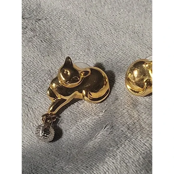 Vintage gold & silver tone cat kitten playing with ball of yarn dangle earrings - Picture 3 of 8